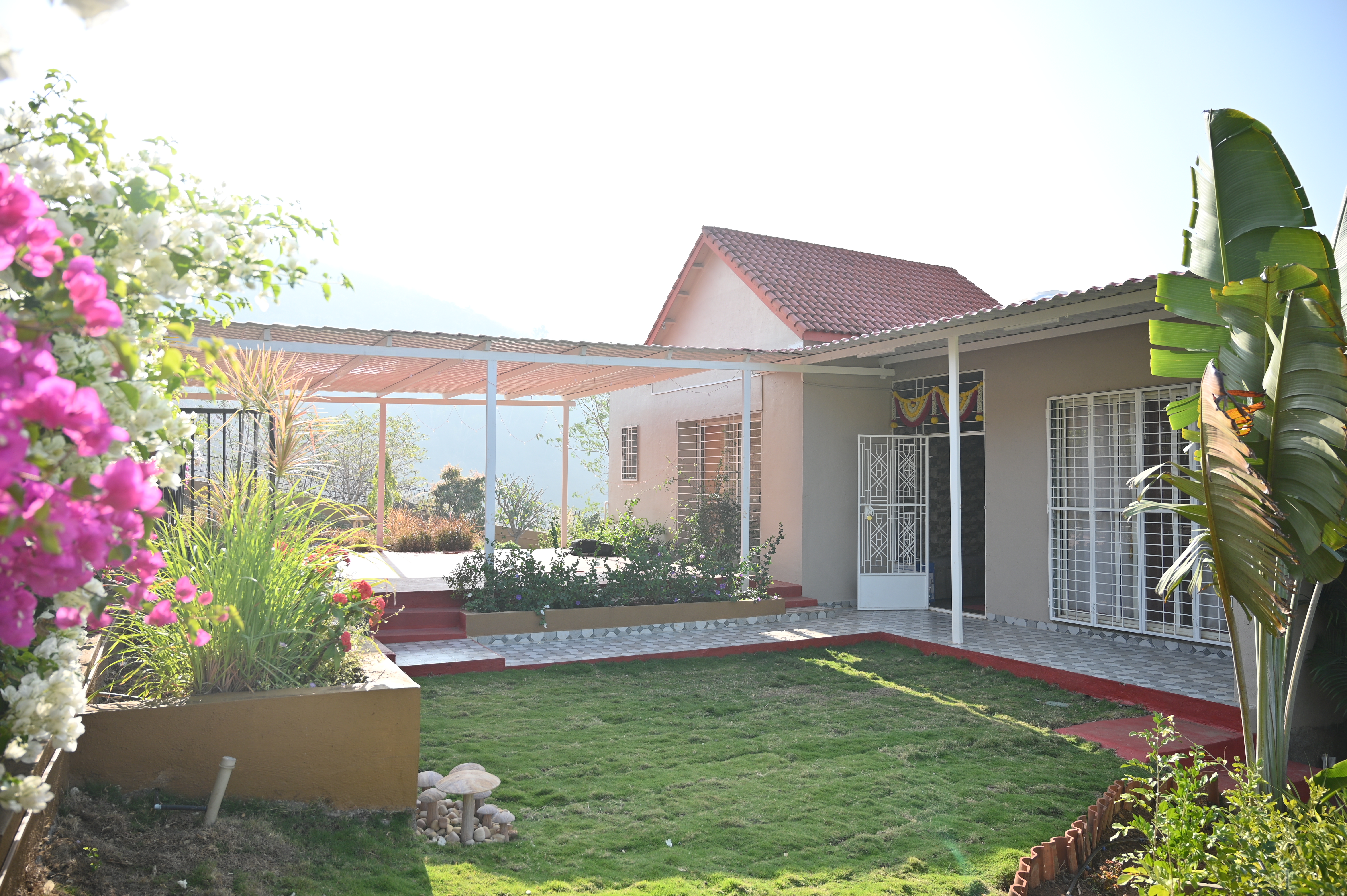 Fortview Luxe Retreat garden view